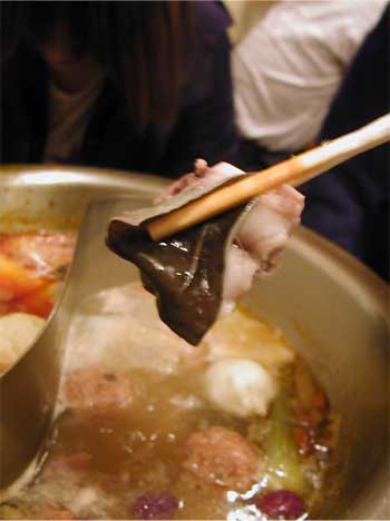 蛙を火鍋でいただく