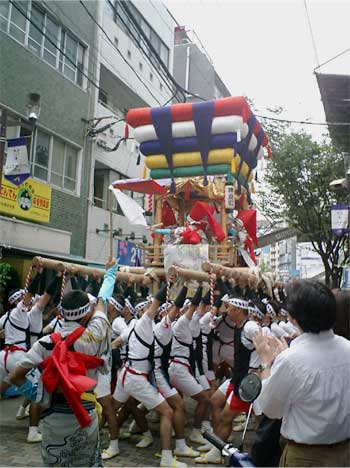 コッコデショ（太鼓山）を受け止める