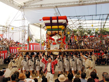 片手でピタリと受け止める。