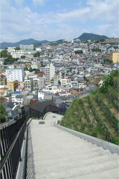 斜行エレベーターの脇の坂